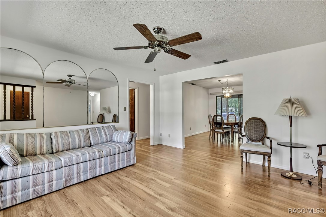 883 N Hollywood Circle