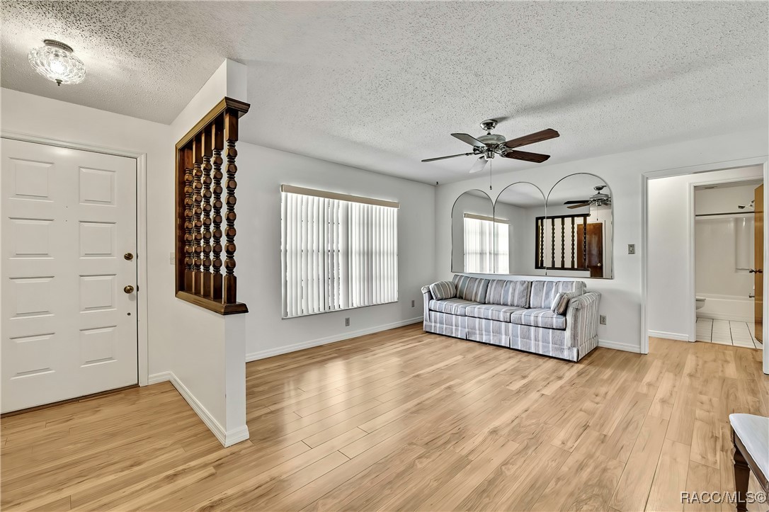 883 N Hollywood Circle