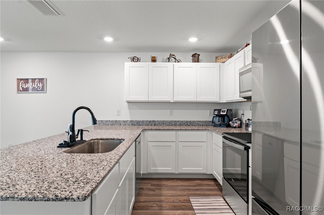 3192 W Barberton Place