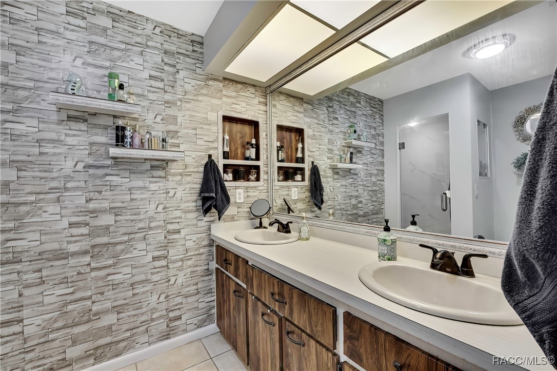 10 Chinaberry Circle