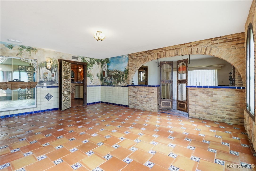 241 SE Kings Bay Drive