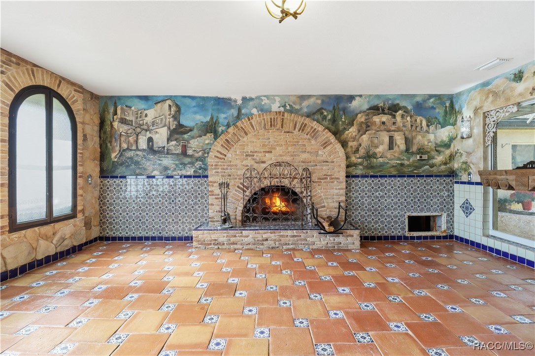 241 SE Kings Bay Drive