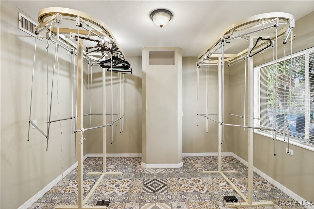 241 SE Kings Bay Drive