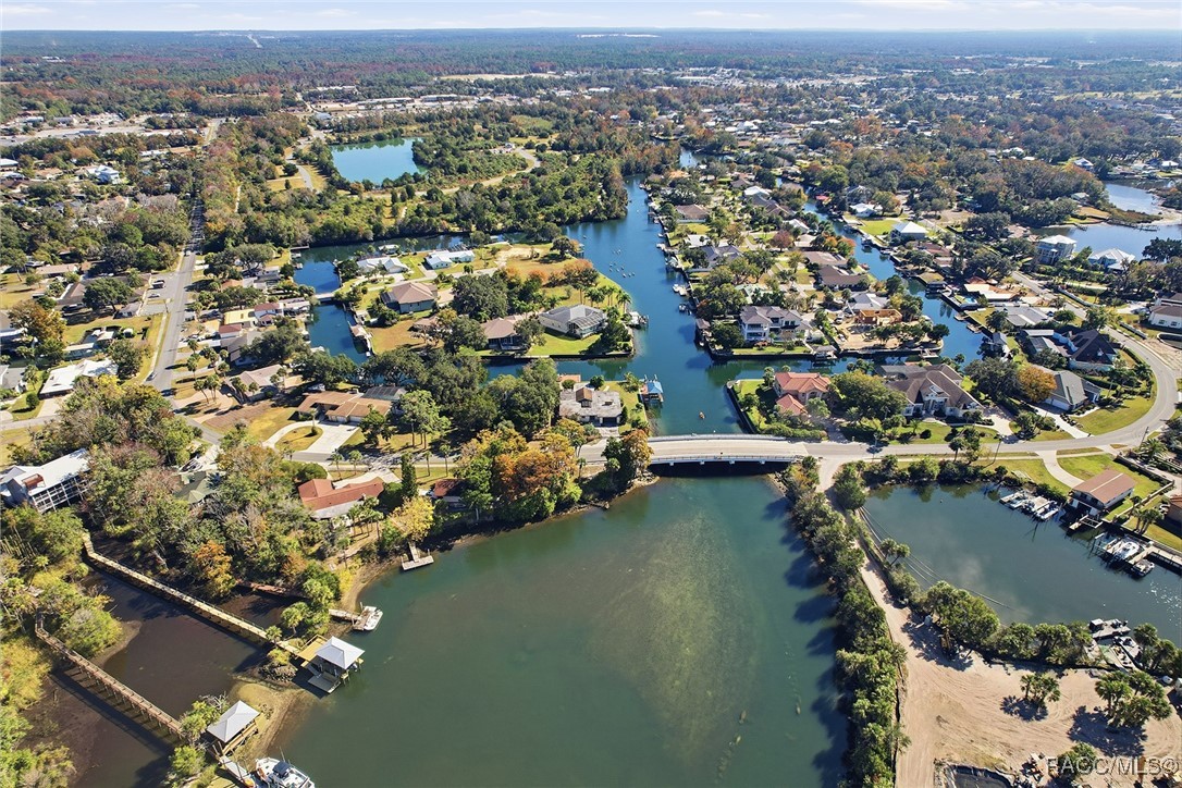 241 SE Kings Bay Drive