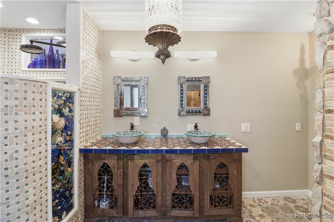 241 SE Kings Bay Drive