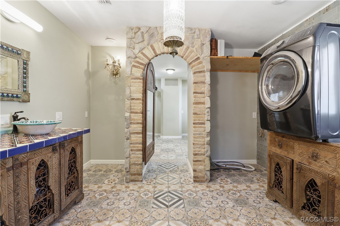 241 SE Kings Bay Drive