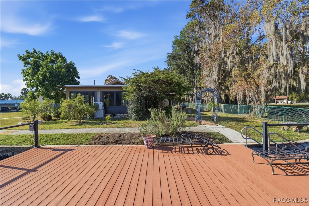 241 SE Kings Bay Drive