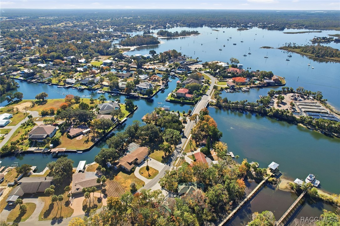 241 SE Kings Bay Drive