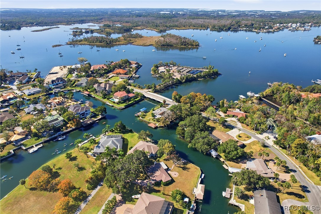 241 SE Kings Bay Drive