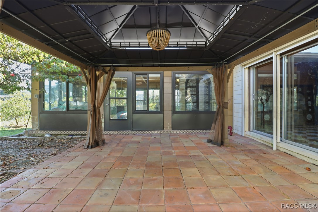 241 SE Kings Bay Drive