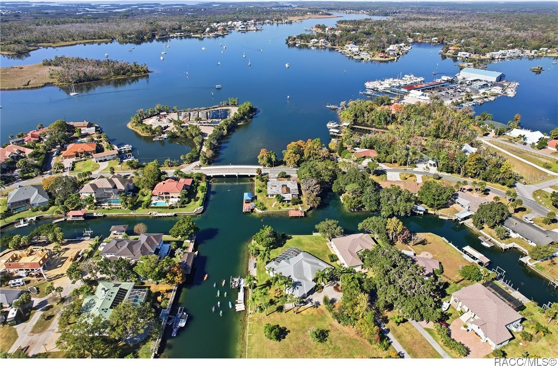 241 SE Kings Bay Drive