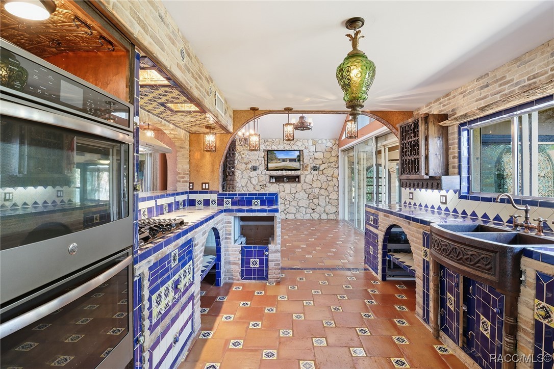 241 SE Kings Bay Drive