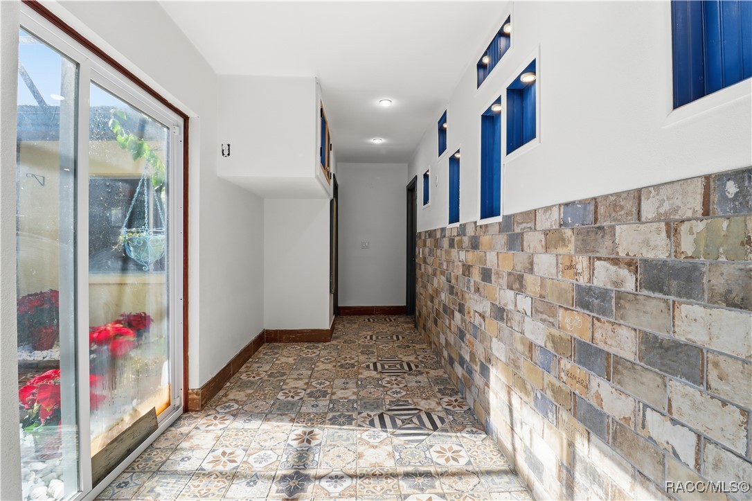 241 SE Kings Bay Drive