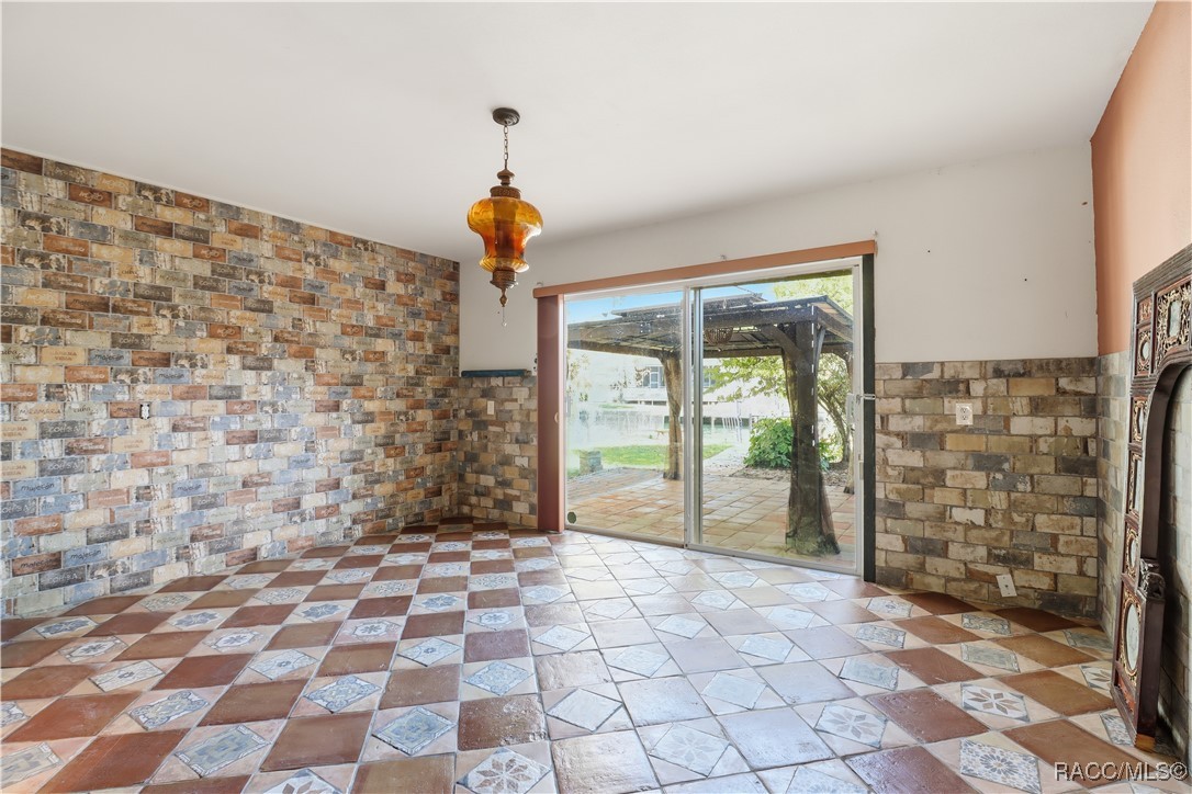 241 SE Kings Bay Drive