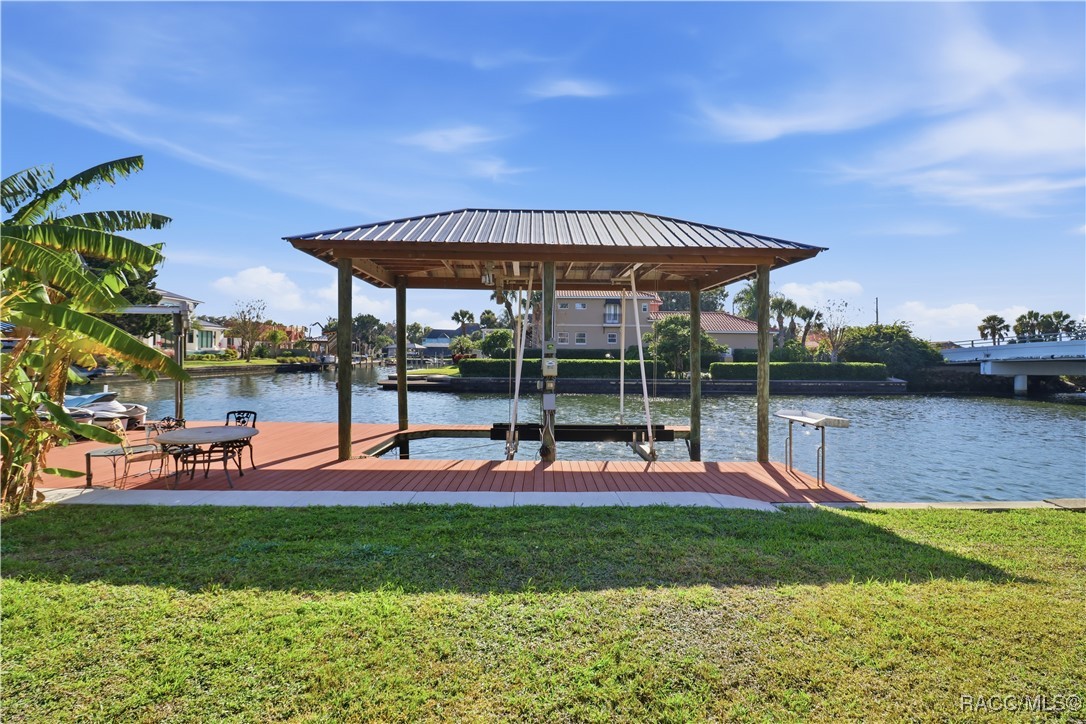 241 SE Kings Bay Drive