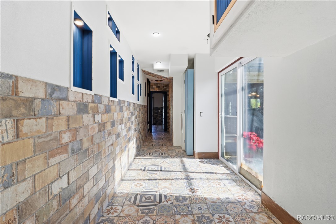 241 SE Kings Bay Drive