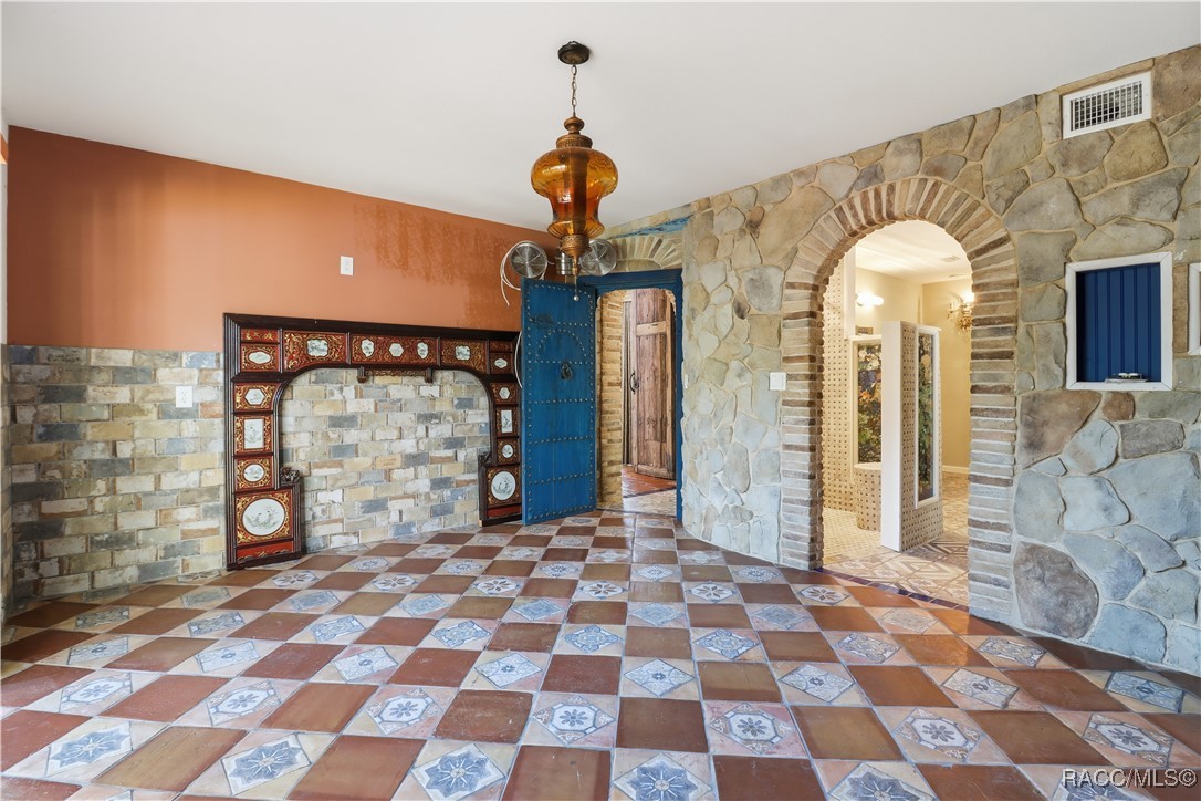 241 SE Kings Bay Drive