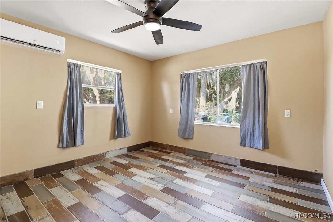 241 SE Kings Bay Drive