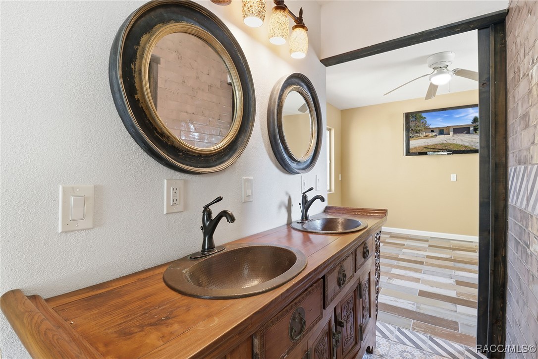 241 SE Kings Bay Drive