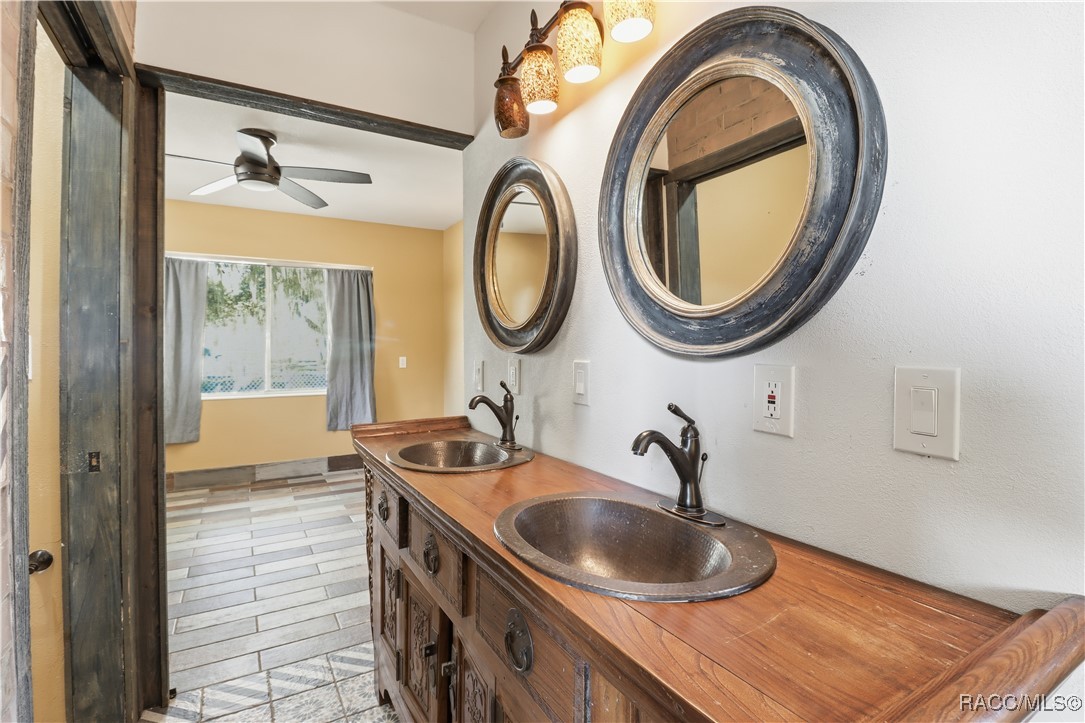 241 SE Kings Bay Drive