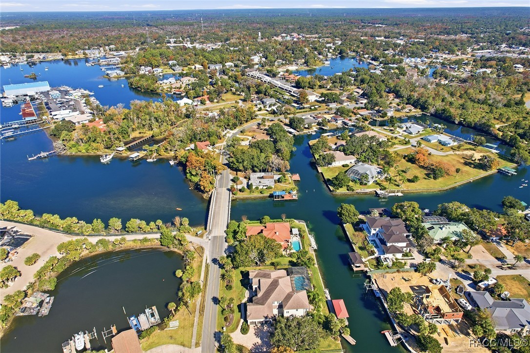 241 SE Kings Bay Drive