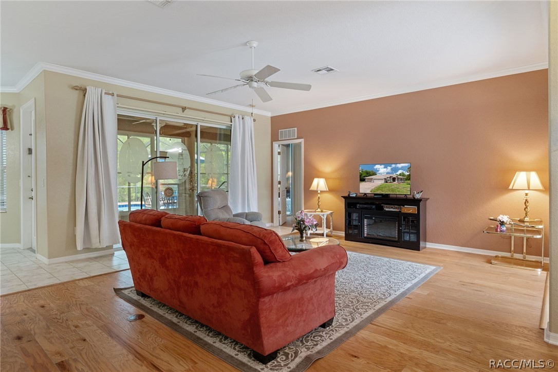 12 HACKBERRY Drive