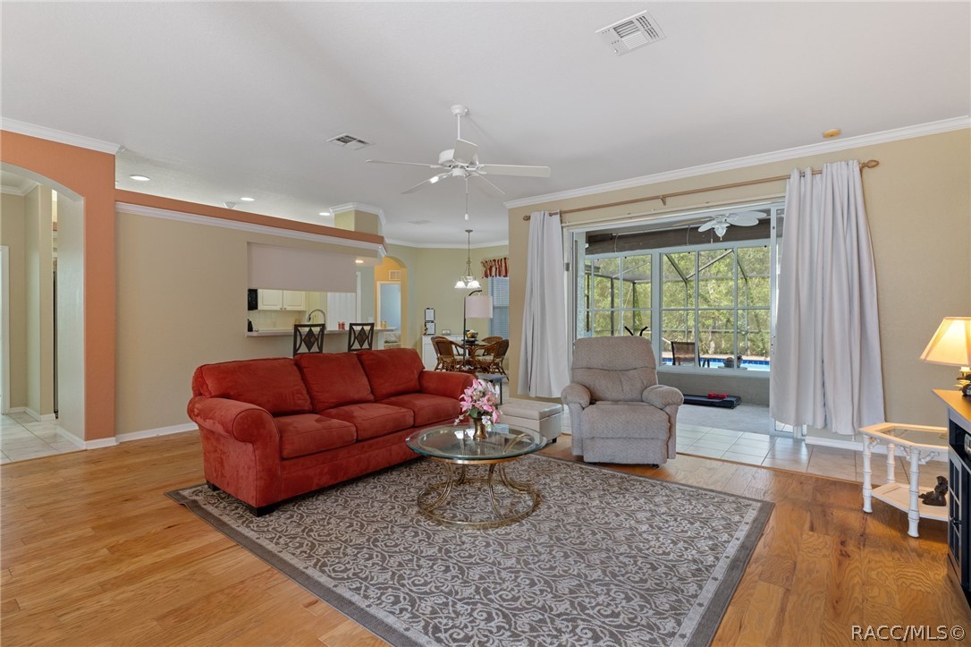 12 HACKBERRY Drive
