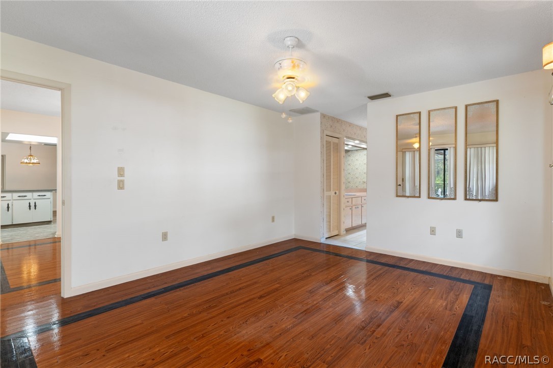 9 N TUPELO Court