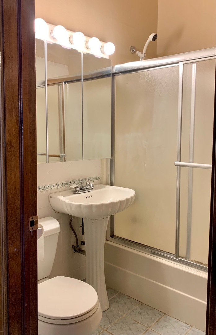 3316 N Southport Avenue Unit: 2F