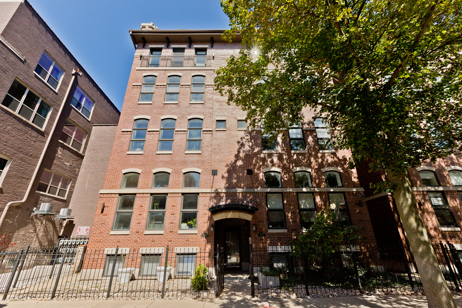 930 W Dakin Street Unit: 4W