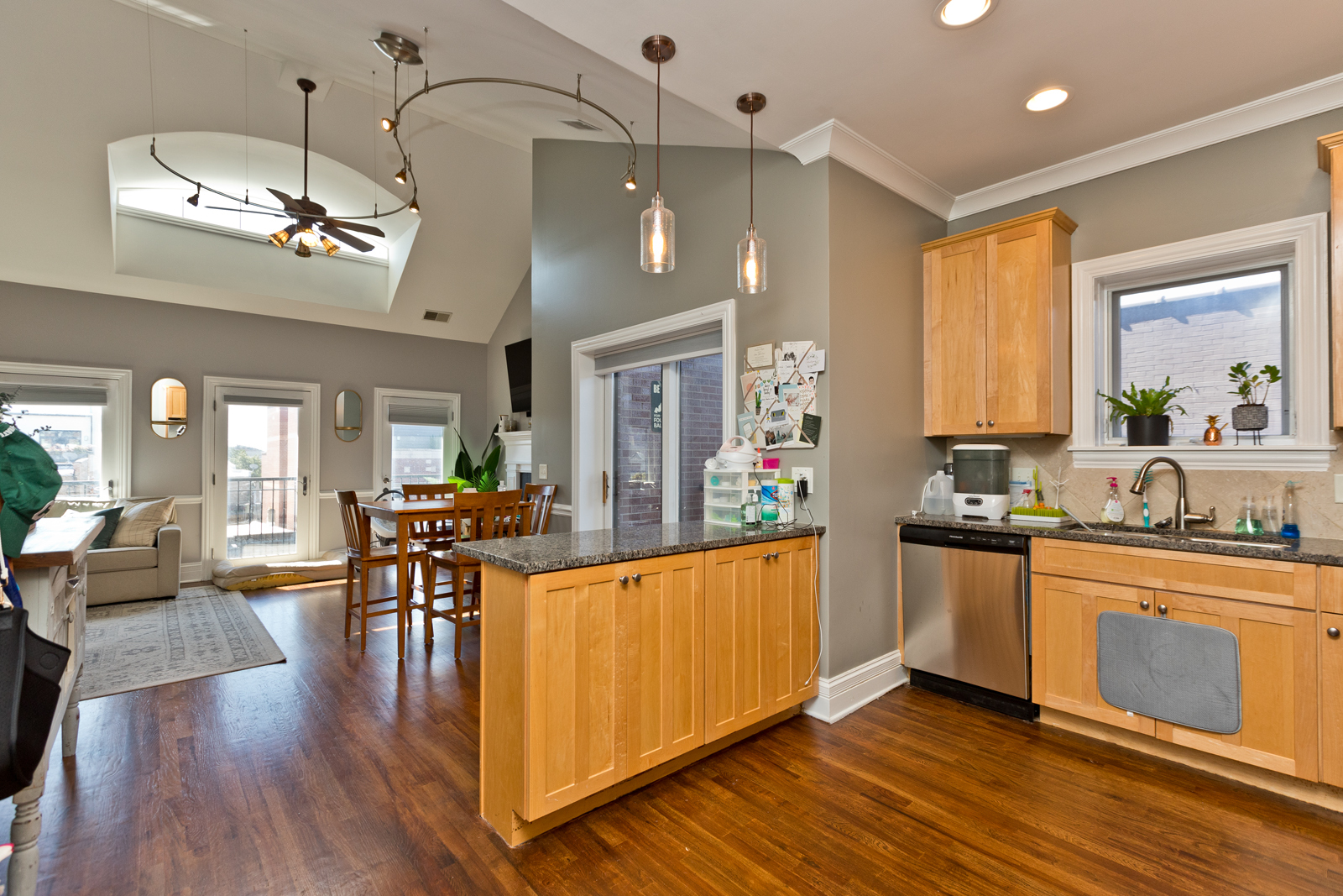 930 W Dakin Street Unit: 4W