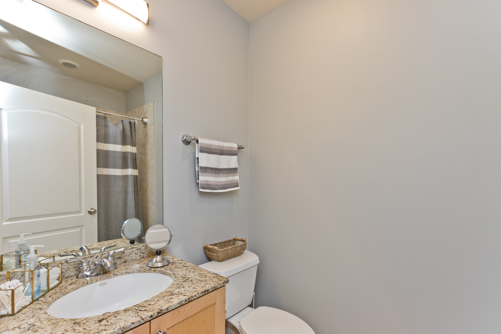 930 W Dakin Street Unit: 4W