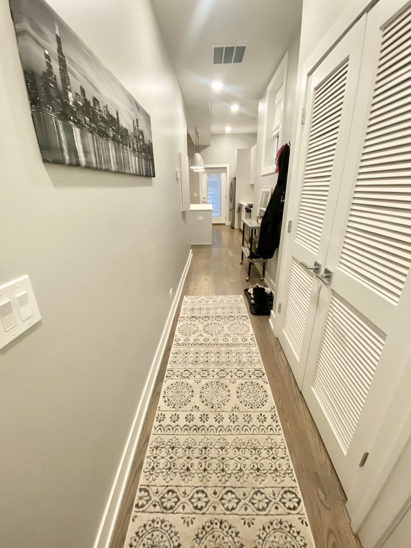 2220 N Lincoln Avenue Unit: 2R
