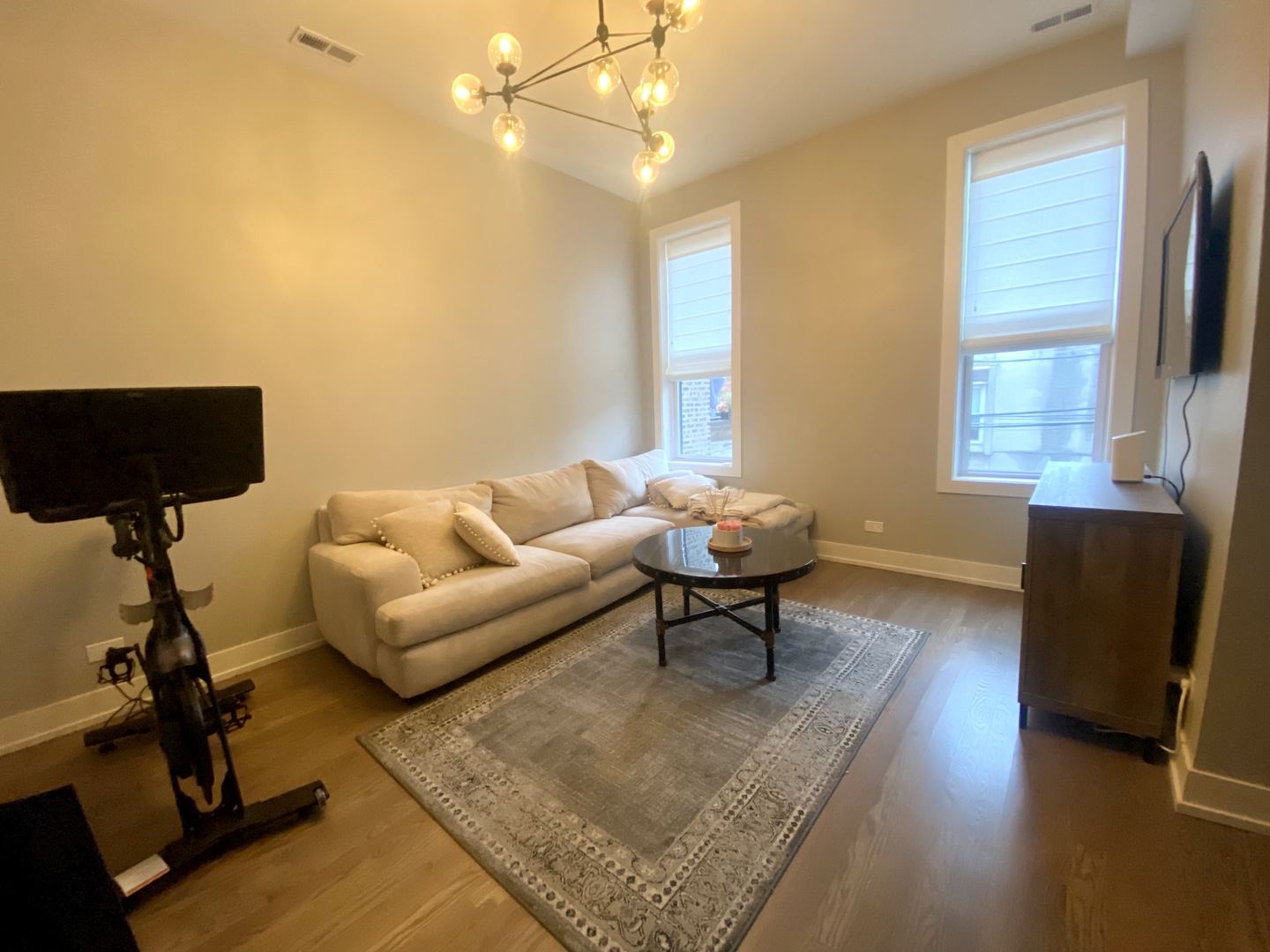 2220 N Lincoln Avenue Unit: 2R
