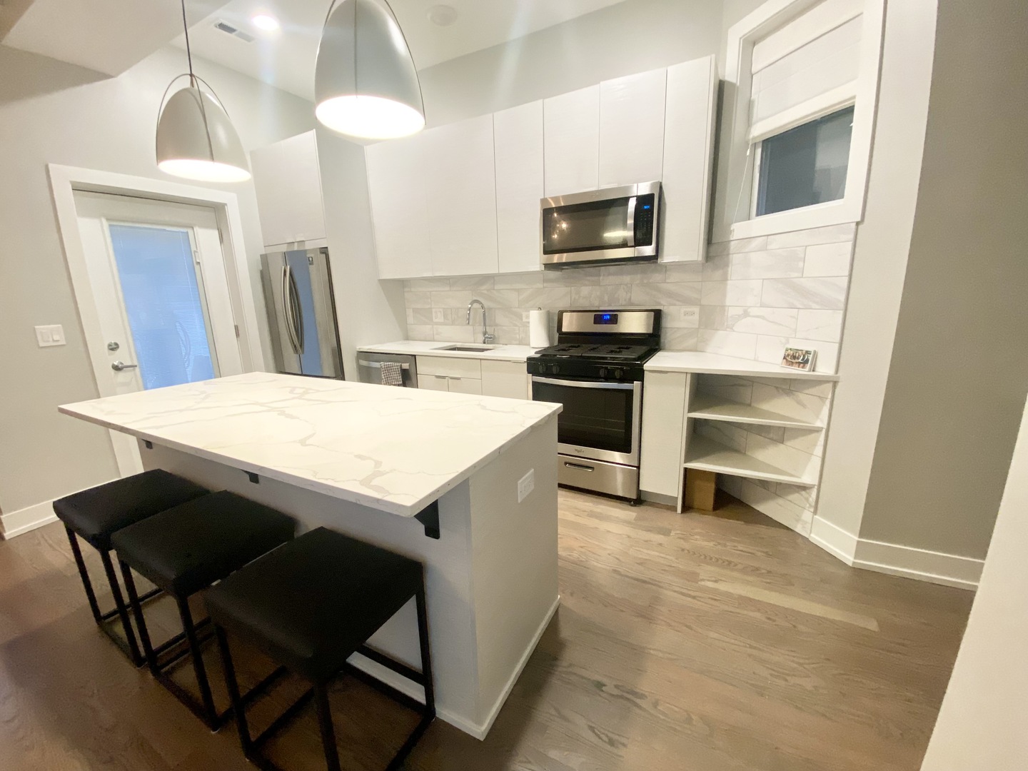 2220 N Lincoln Avenue Unit: 2R