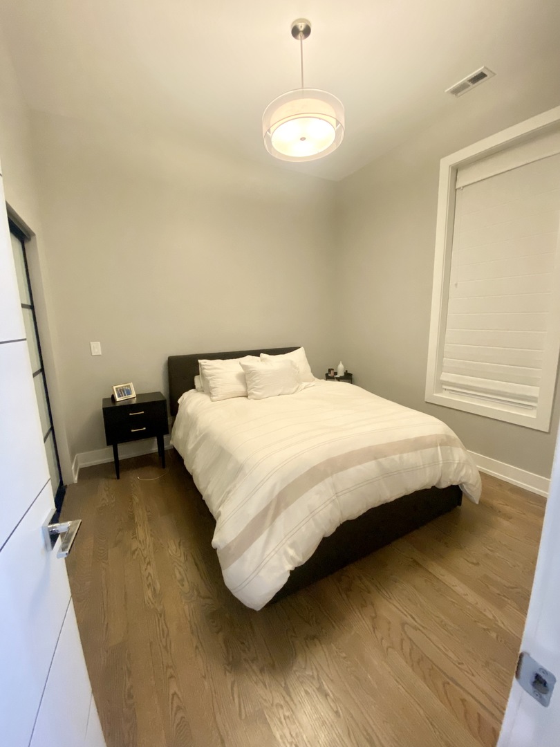 2220 N Lincoln Avenue Unit: 2R