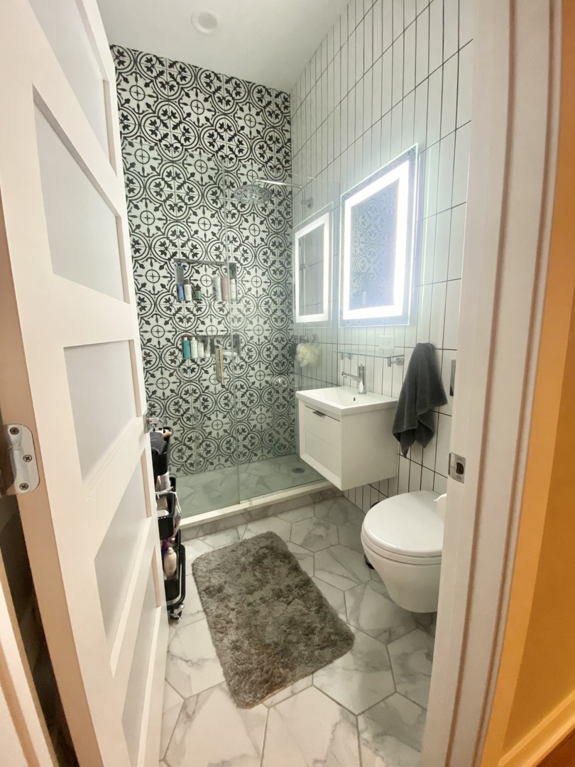 2220 N Lincoln Avenue Unit: 2R