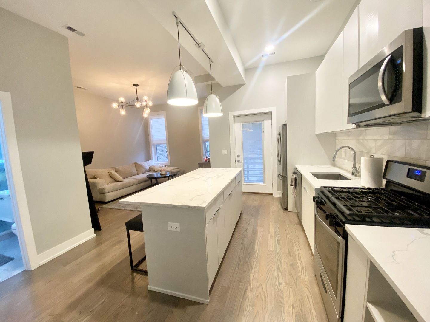 2220 N Lincoln Avenue Unit: 2R