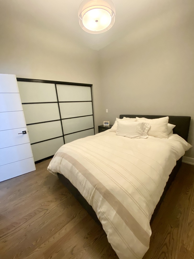 2220 N Lincoln Avenue Unit: 2R