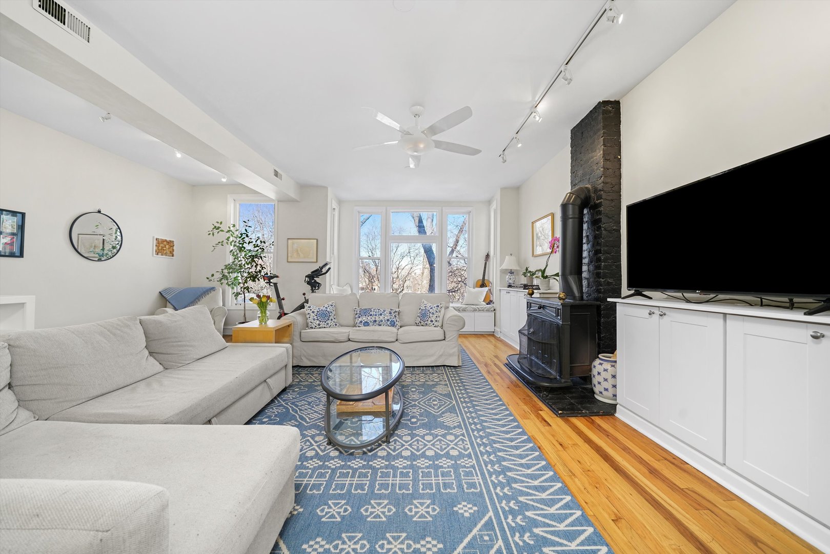 1037 W Lill Avenue Unit: 3E