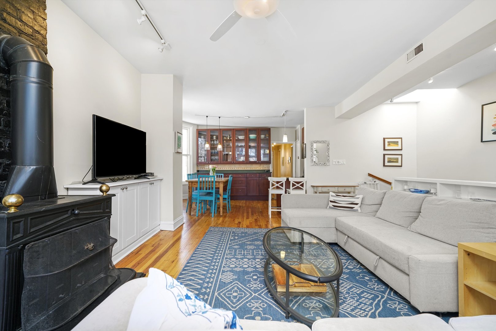 1037 W Lill Avenue Unit: 3E