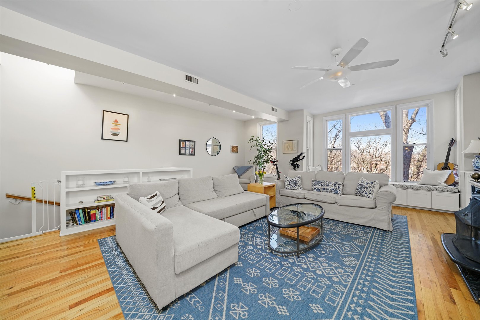 1037 W Lill Avenue Unit: 3E