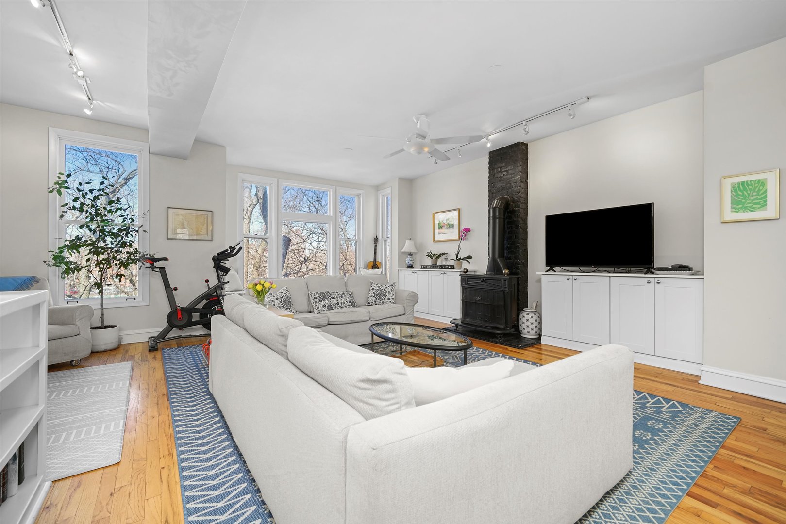 1037 W Lill Avenue Unit: 3E