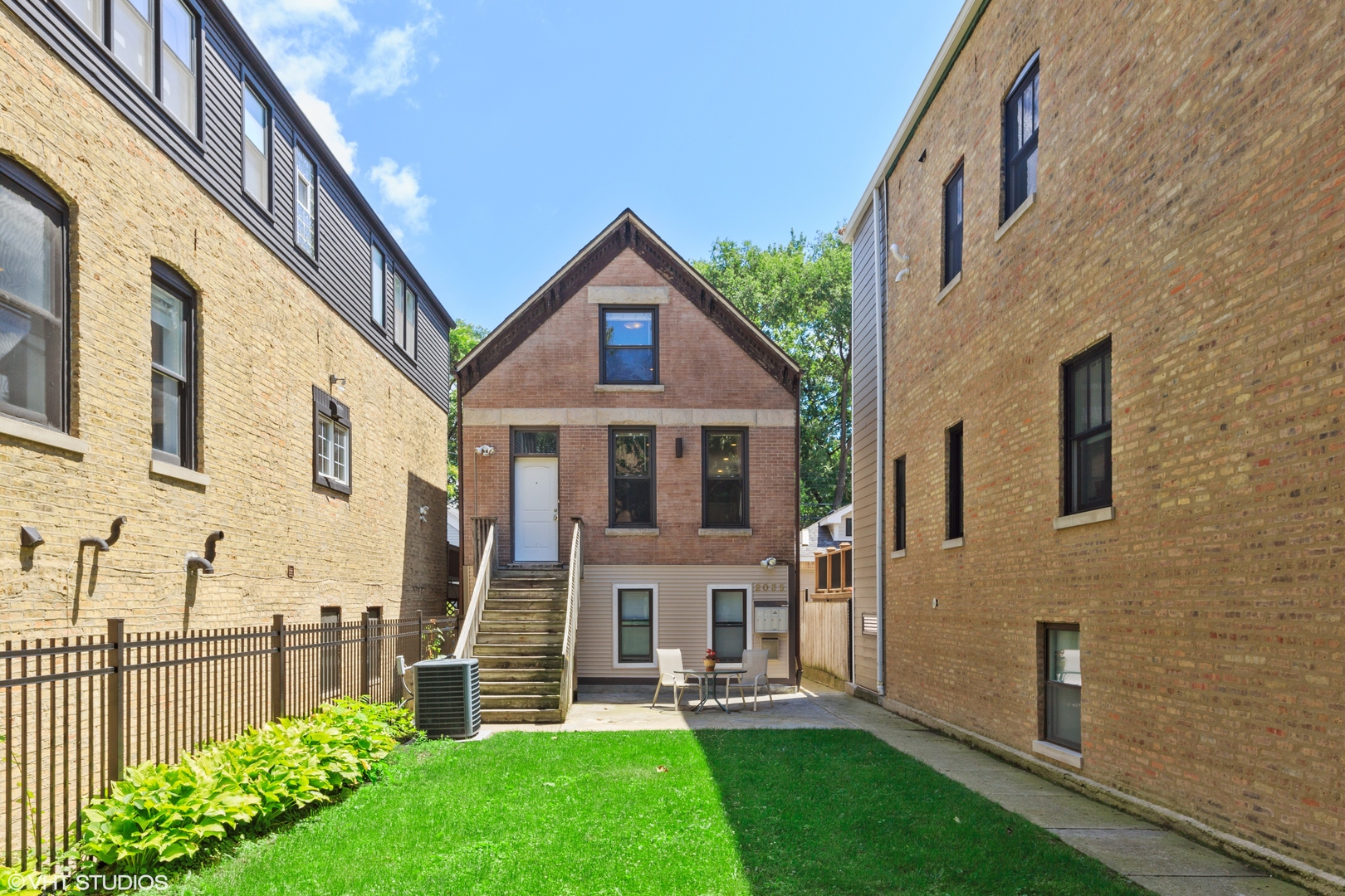 2035 N Winchester Avenue Unit: 1R