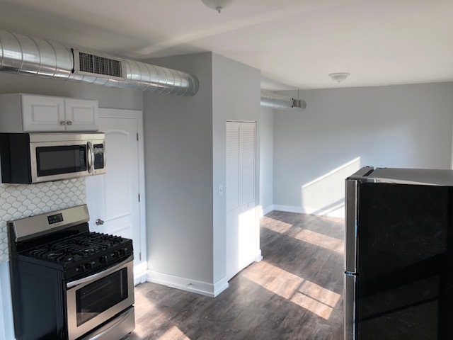 2035 N Winchester Avenue Unit: 1R