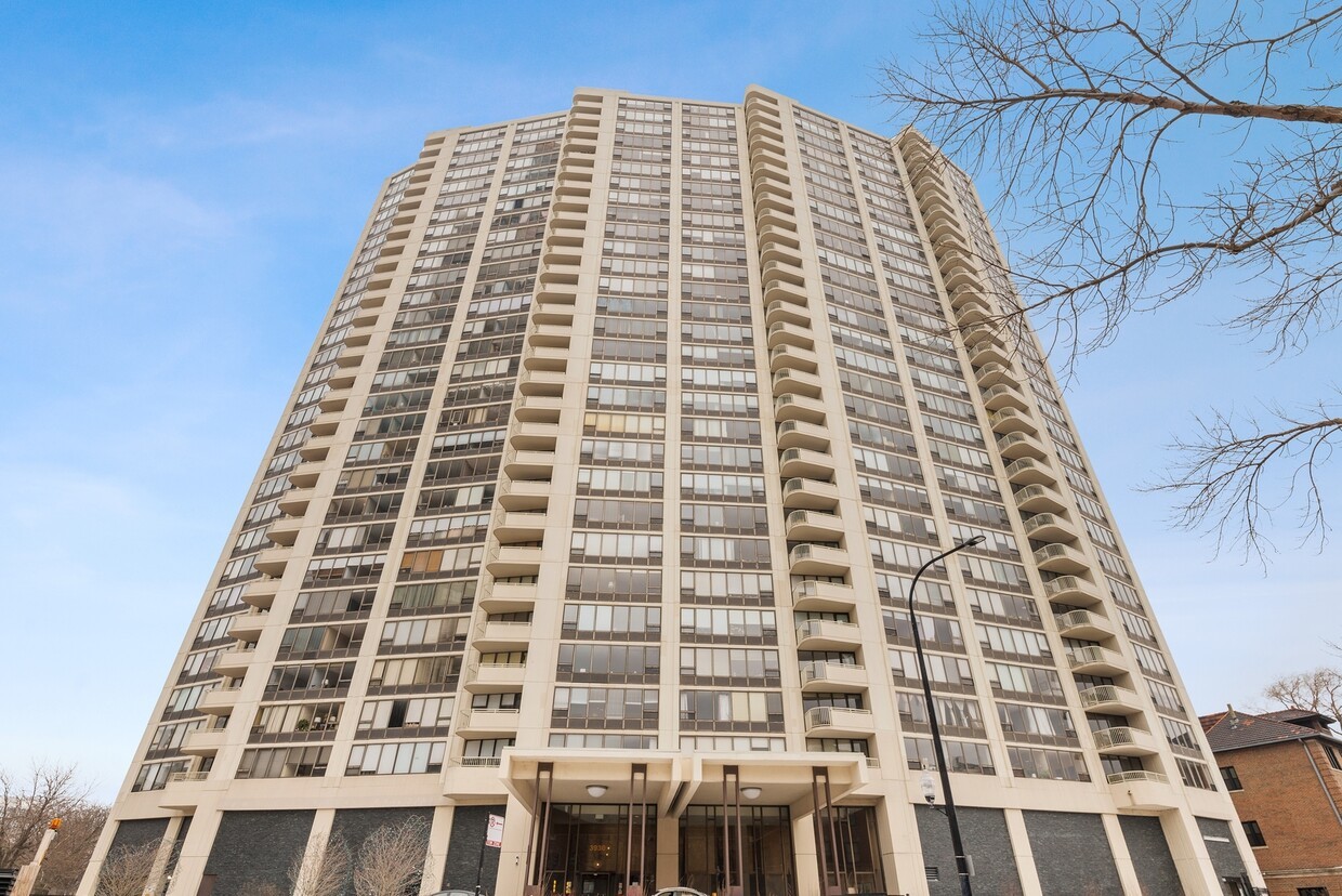 3930 N Pine Grove Avenue Unit: 515