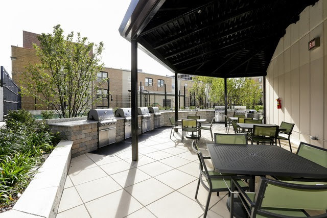 3930 N Pine Grove Avenue Unit: 515