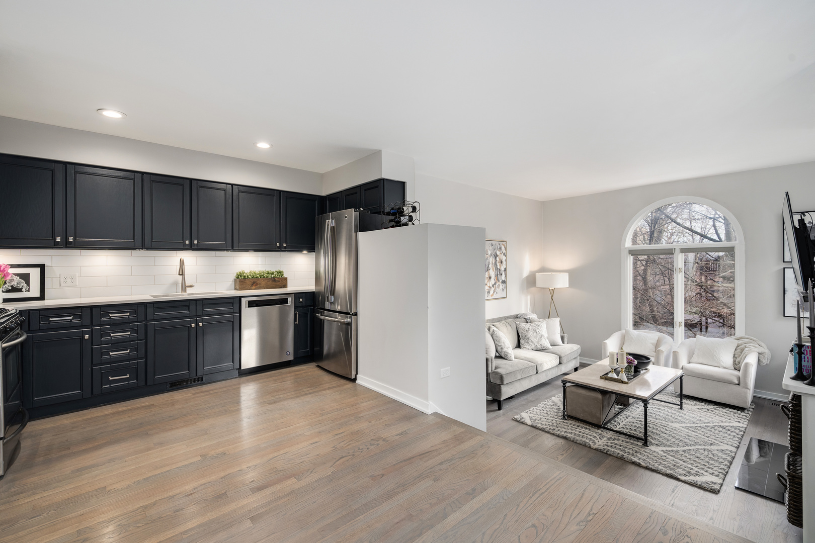 1050 W Webster Avenue Unit: 2W