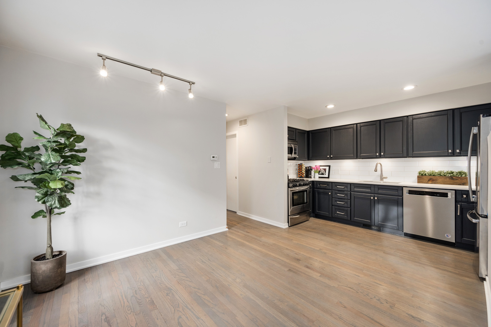 1050 W Webster Avenue Unit: 2W