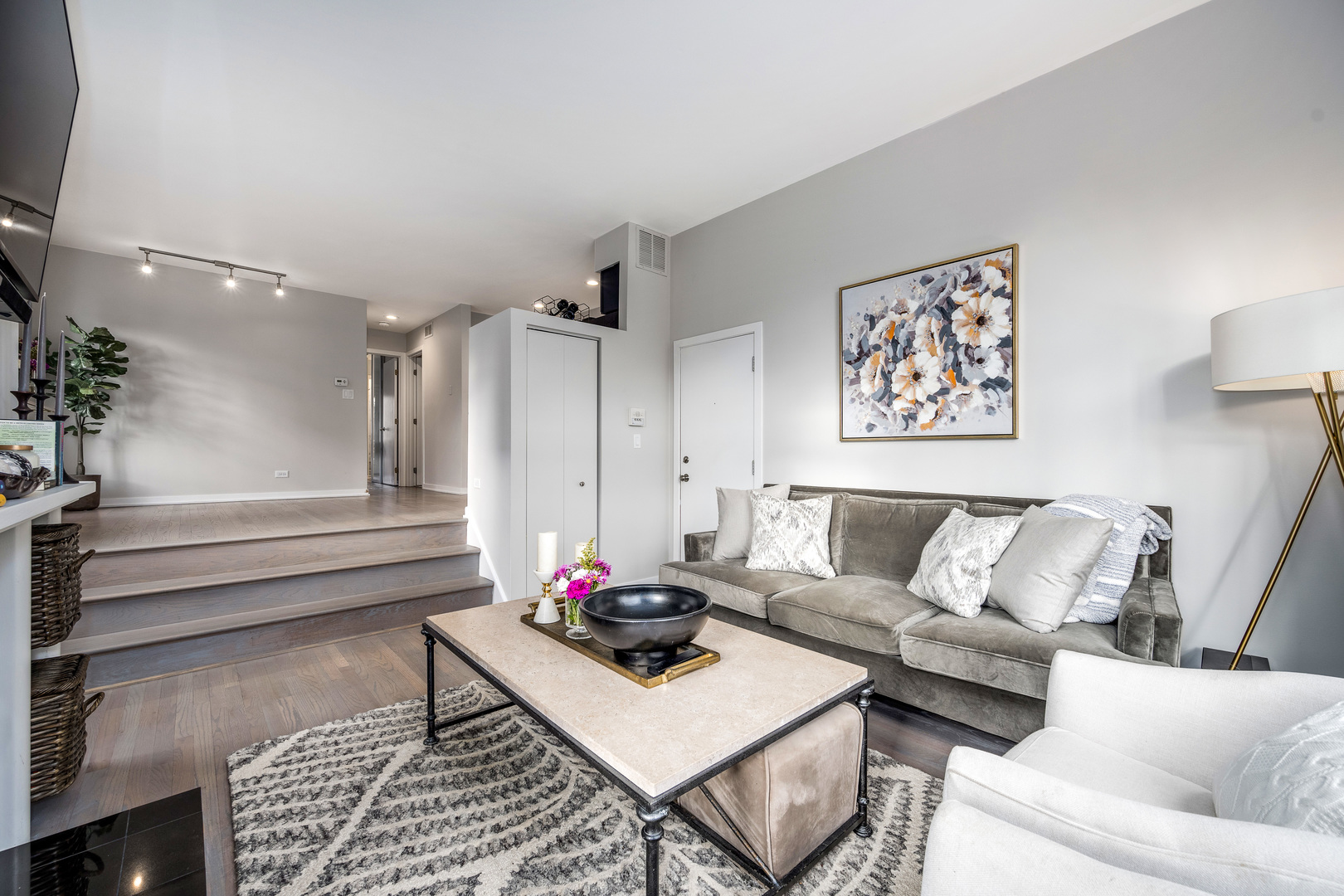 1050 W Webster Avenue Unit: 2W